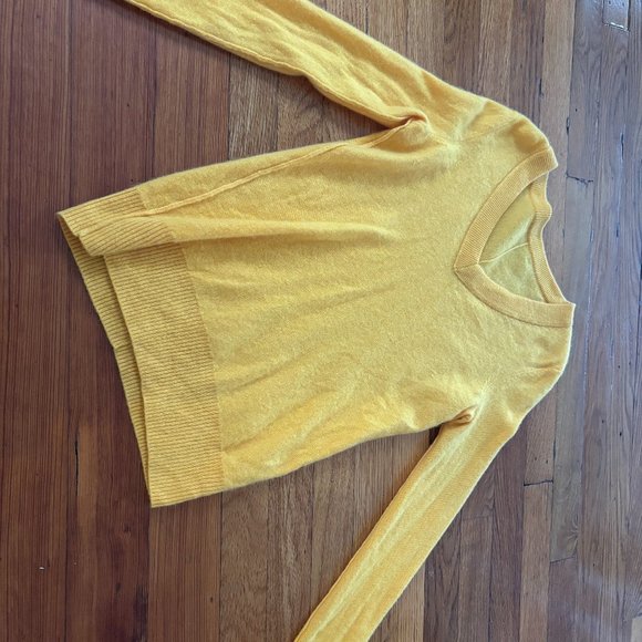 Gorgeous Yellow Cashmere Sweater - Picture 1 of 3